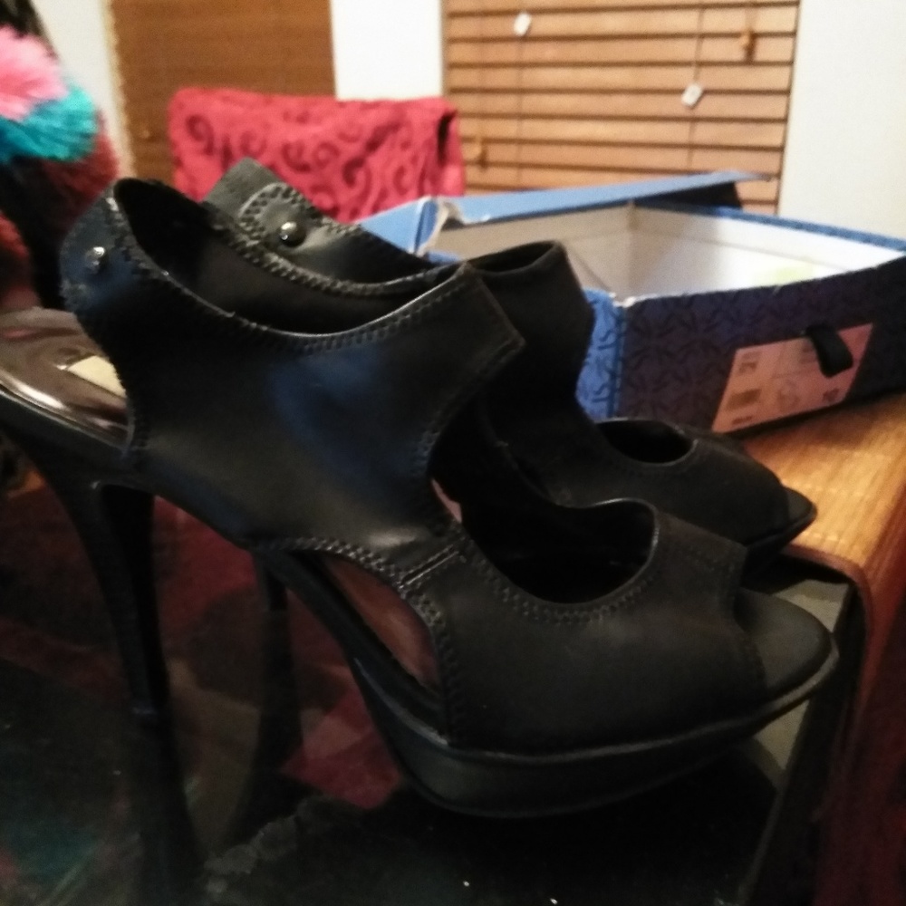 SIMPLY VERA BY VERA WANG ***MUST GO***